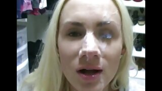 Une salope blonde affamée de bites nommée Jennifer a enfin des relations sexuelles. Elle donne un footjob et se fait baiser avec le pied de son homme. Plus tard, elle s'allonge sur le côté et se fait baiser par derrière.