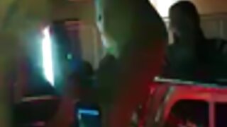 L'élégante brune Belle Noire se déshabille et fait une pipe