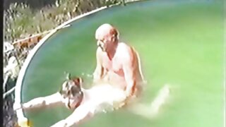 Une milf russe blonde bon marché se connecte avec un mec sportif costaud pour lui faire une fellation complète au bord de la route dans une vidéo de sexe sensuelle de WTF Pass.