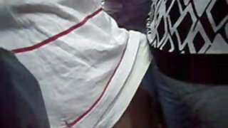 Une fille incroyable et perverse avec un beau cul doux ne craint pas de sucer une bite