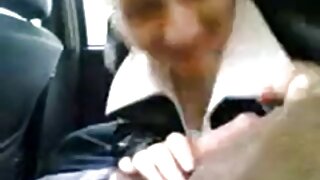 Une masseuse excitée baise la salope du client Aglaya sur la table de massage