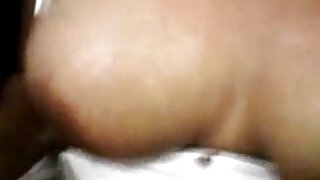 Une milf japonaise bien roulée est allongée sur le dos en lingerie et bas noirs sensuels pendant qu'un mec pervers touche son vagin rose trempé, puis taquine avec un vibromasseur dans une vidéo de sexe torride Jav HD.