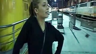 Cette prostituée blonde bien roulée se fait bouffer le cul sale par derrière.  Tard, cette douce salope se met à genoux et remplit sa bouche sale avec ce poteau de viande.